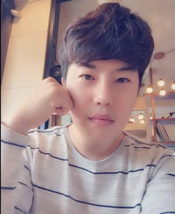 你好。我是做過眼睛和鼻子手術的金宇彬。