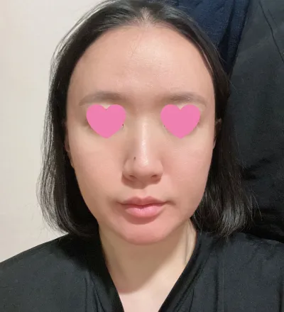 經常照著鏡子，感到非常滿意。