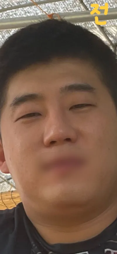 年齡是三十出頭。