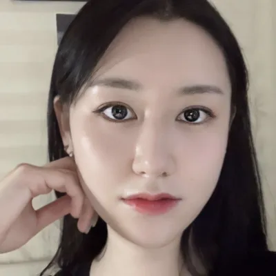 從男性化的氛圍變得更有女人味了，哈哈